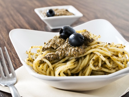 Сос песто с черни маслини, босилек, кашу и Пармезан за спагети и паста - снимка на рецептата